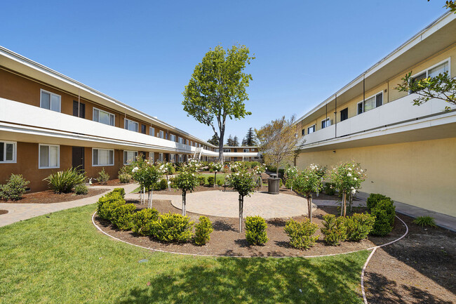 Garden Court Apartments in Alameda, CA - Building Photo - Building Photo