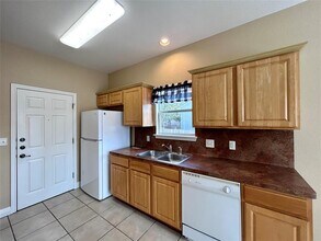 7202 Meador Ave in Austin, TX - Foto de edificio - Building Photo