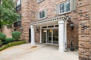 Ariel Place in Milwaukee, WI - Building Photo