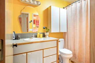 17617 NW Sauvie Island Rd in Portland, OR - Foto de edificio - Building Photo