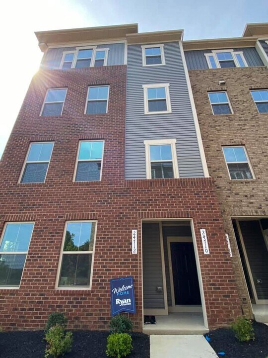 24710 Pantzlaff Farm Terrace in Dulles, VA - Building Photo