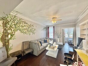 2057 W Touhy Ave in Chicago, IL - Building Photo - Building Photo