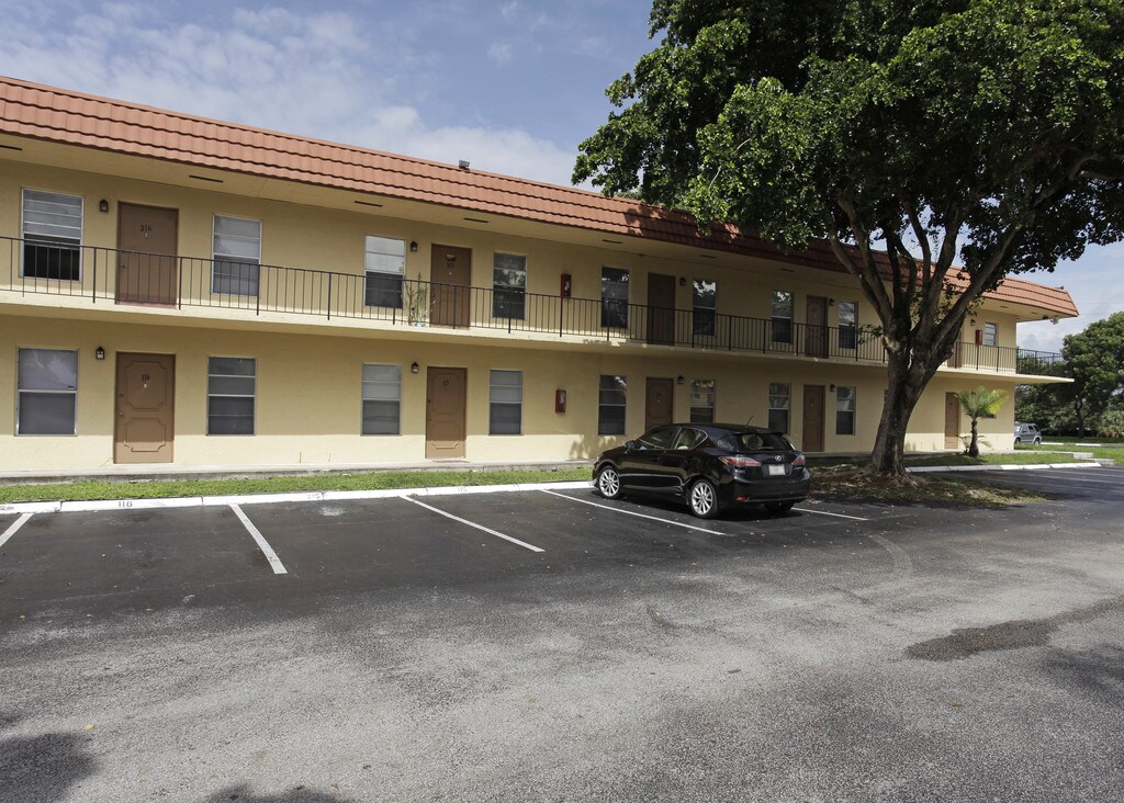 Cross Creek Apartments in Margate, FL