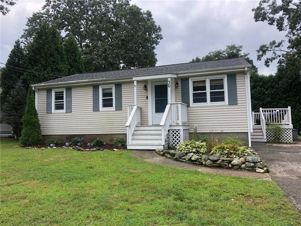 30 Shagbark Rd in Narragansett, RI - Building Photo