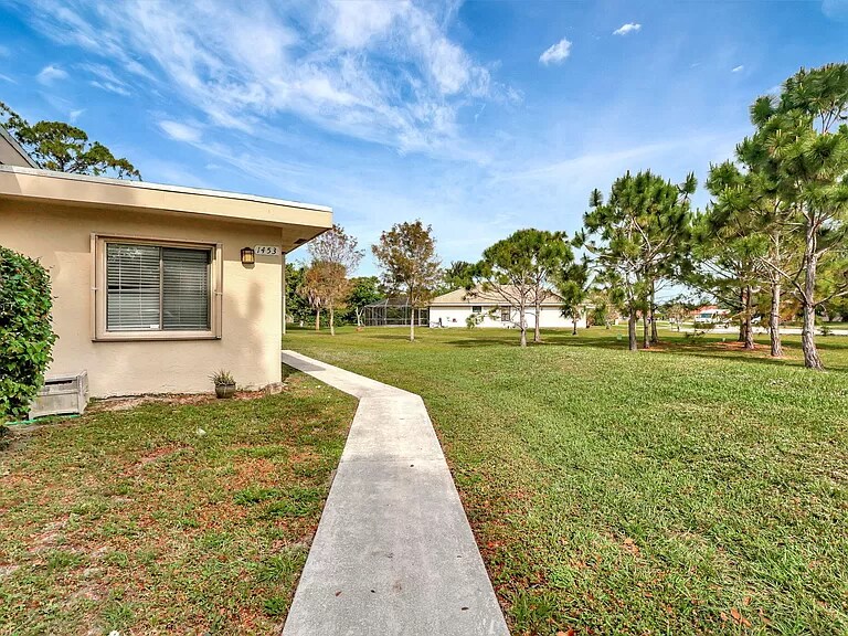 1453 Easthampton Cir in Wellington, FL - Foto de edificio