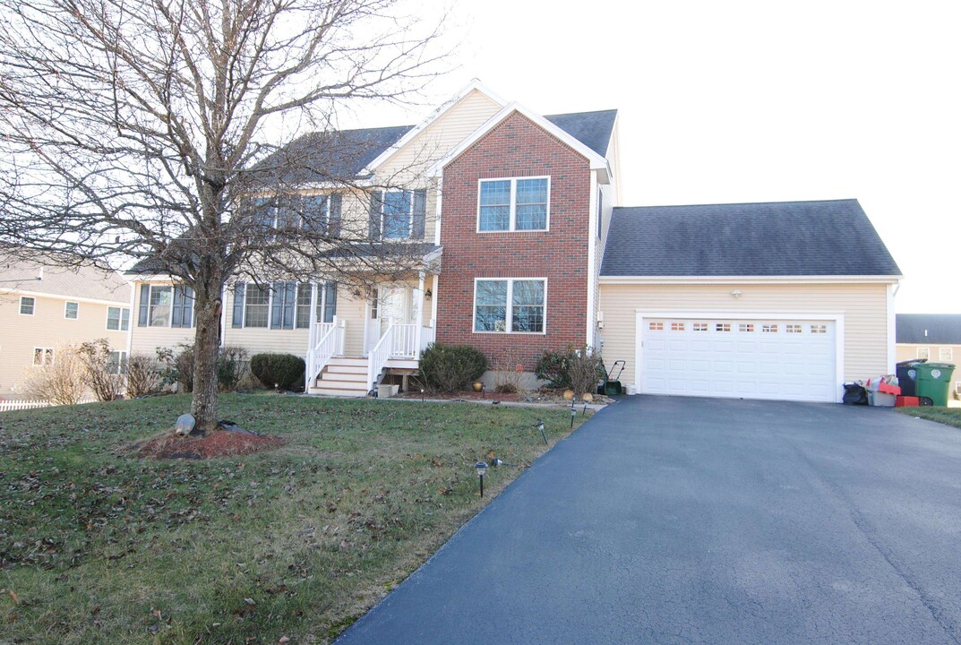 4 Medallion Ct in Nashua, NH - Building Photo