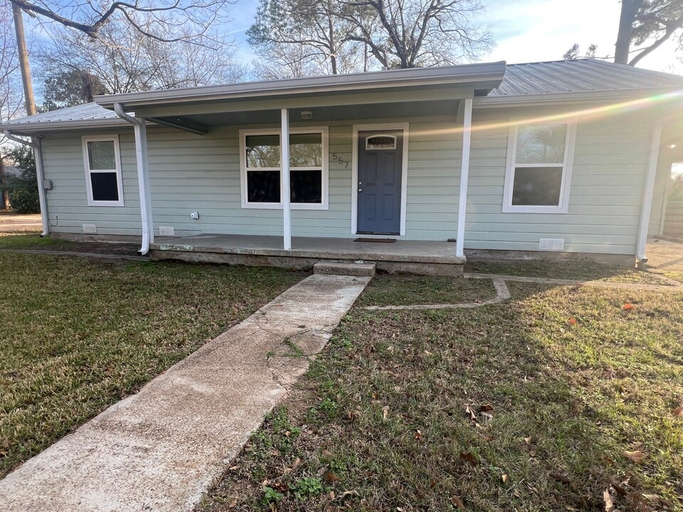 557 E Elm St in Canton, TX - Building Photo