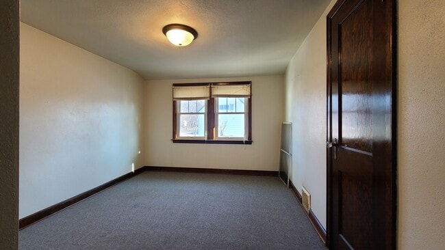 1040 Oak St in Baldwin, WI - Foto de edificio - Building Photo