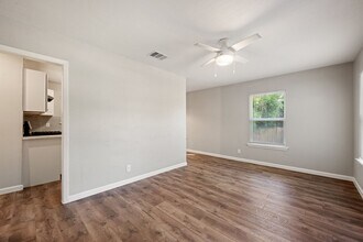 2303 Metcalfe Rd in Austin, TX - Building Photo - Building Photo