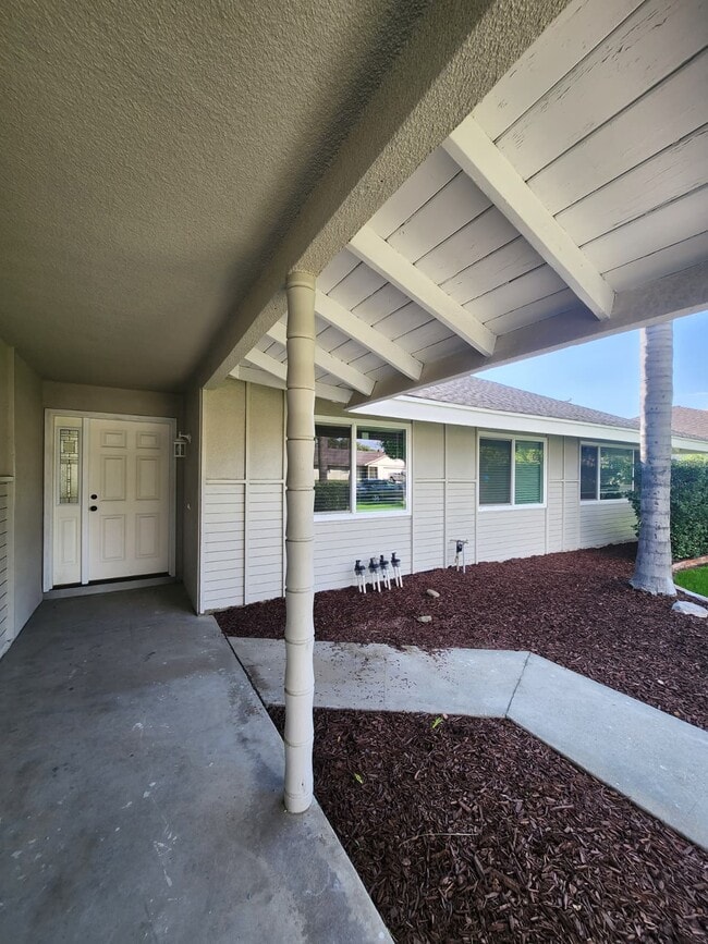 251 E Heather St in Rialto, CA - Foto de edificio - Building Photo