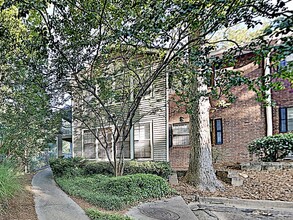 102 Barrington Hills Dr in Atlanta, GA - Building Photo - Building Photo