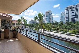 4400 Gulf Shore Blvd N in Naples, FL - Building Photo
