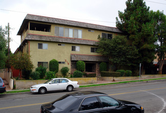 Sky Way Apartments in El Segundo, CA - Building Photo - Building Photo