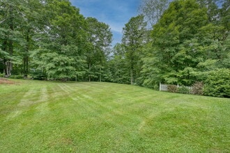 16 Osborn Rd in Litchfield, CT - Foto de edificio - Building Photo