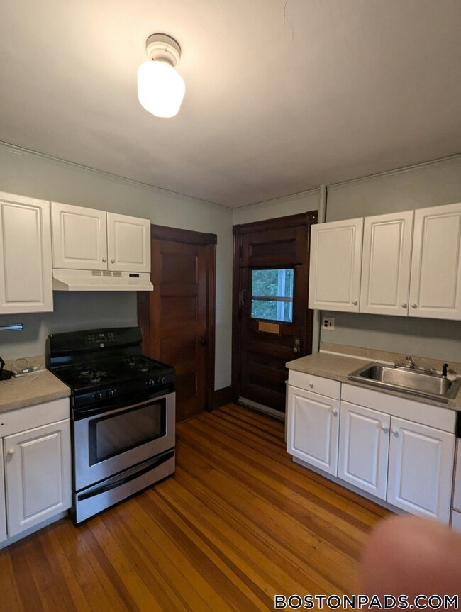 1068 South St in Boston, MA - Foto de edificio - Building Photo