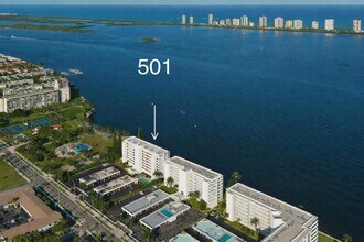 501 Lake Shore Dr in West Palm Beach, FL - Building Photo - Building Photo