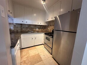 5123 Del Monte Dr in Houston, TX - Foto de edificio - Building Photo