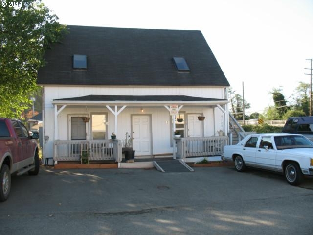 63722 Ellen St in Coos Bay, OR - Foto de edificio