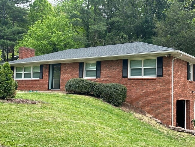 11 Mountainbrook Rd in Asheville, NC - Foto de edificio - Building Photo