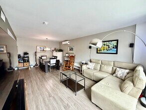 372 D'émeraude Rue in Candiac, QC - Building Photo - Building Photo