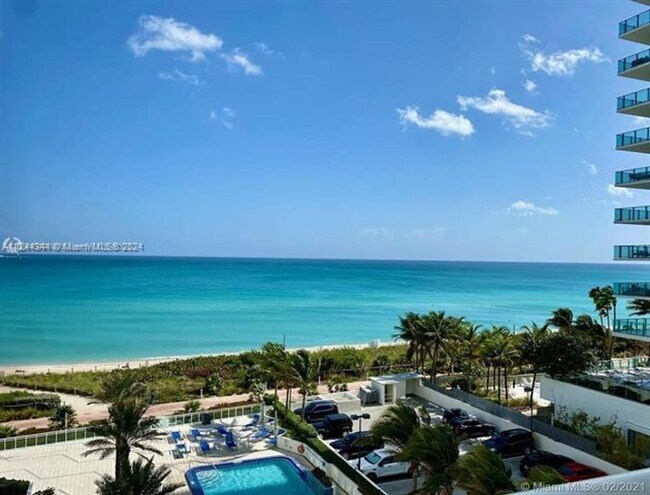 6917 Collins Ave in Miami Beach, FL - Foto de edificio - Building Photo