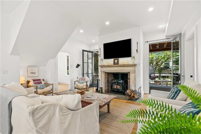 76 Van Zandt Ave in Newport, RI - Building Photo - Building Photo