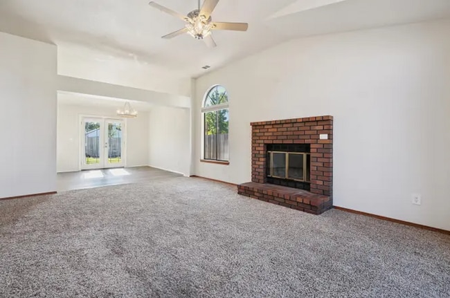 2553 Candlewood Dr in Redding, CA - Foto de edificio - Building Photo