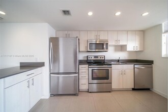 910 West Ave, Unit 1011 in Miami Beach, FL - Foto de edificio - Building Photo