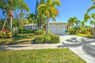 299 S Heathwood Dr in Marco Island, FL - Building Photo