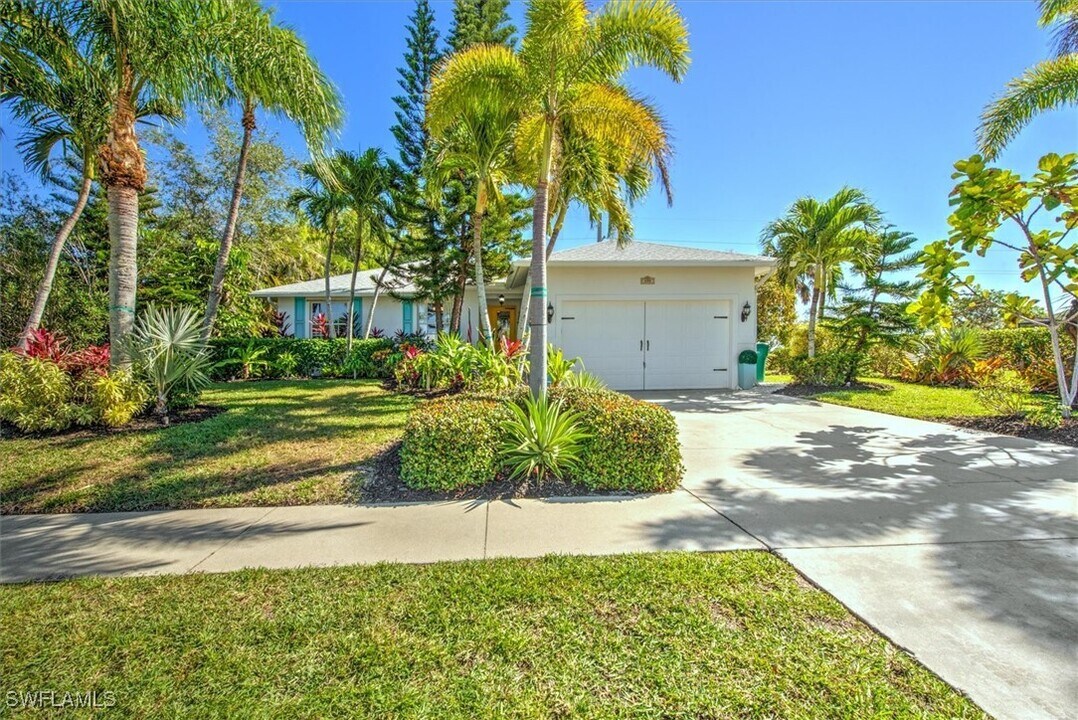 299 S Heathwood Dr in Marco Island, FL - Building Photo