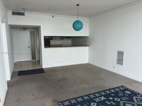 7601 E Treasure Dr, Unit PH 112 in North Bay Village, FL - Foto de edificio - Building Photo