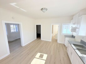 1528 1/2 Alexandria Ave in Los Angeles, CA - Building Photo