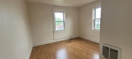 4438 Kutztown Rd in Temple, PA - Foto de edificio - Building Photo