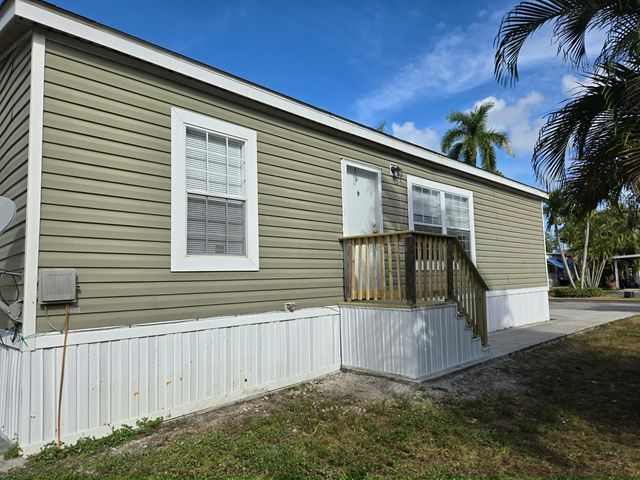 77 Bridgette Blvd in Greenacres, FL - Building Photo