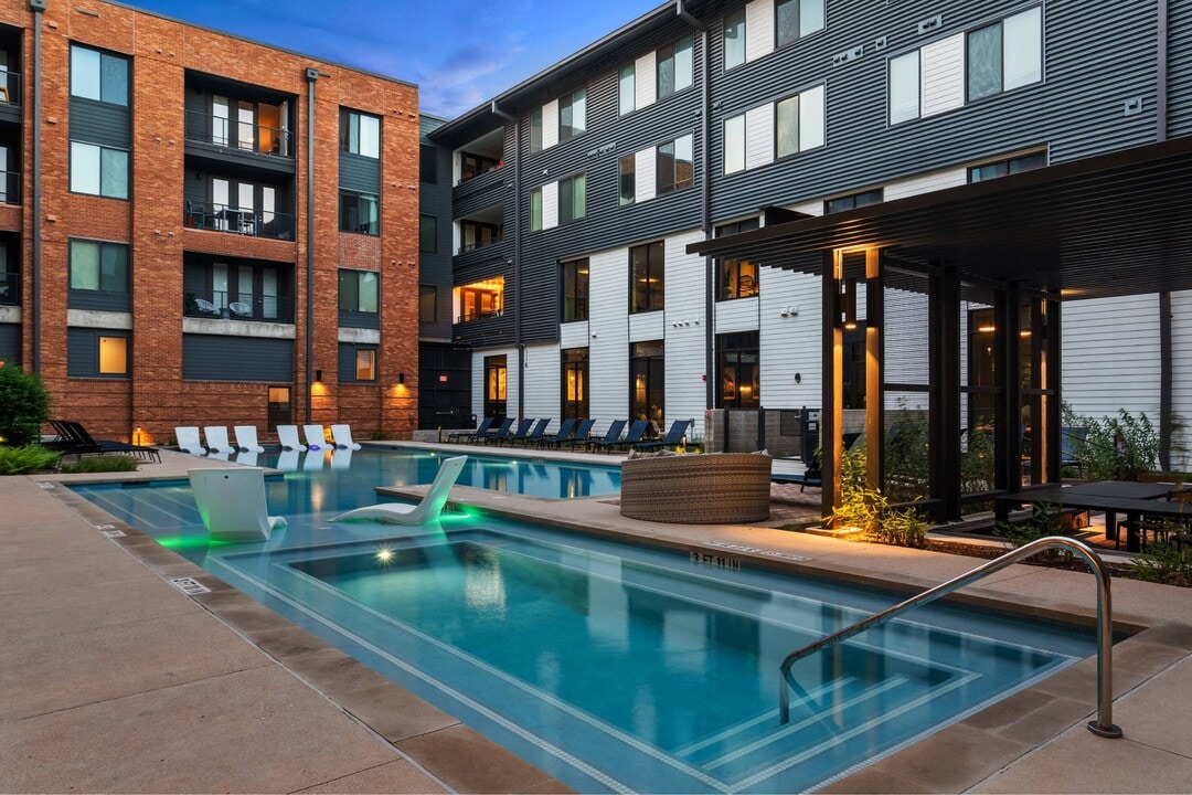 Fivetwo at Highland in Austin, TX - Foto de edificio