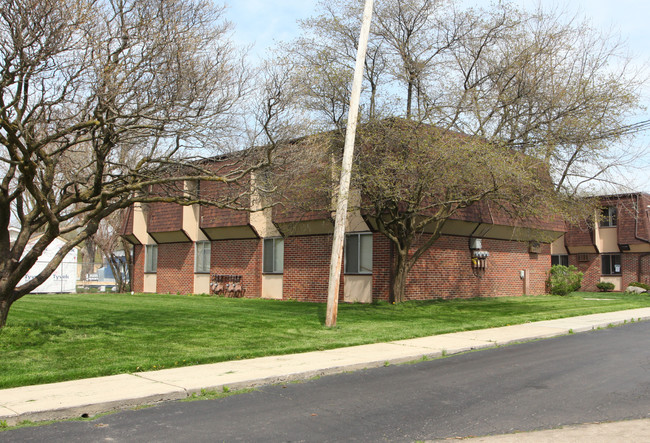 Sterling Court in Columbus, OH - Building Photo - Building Photo