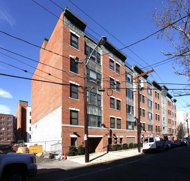 208 Clinton St in Hoboken, NJ - Building Photo