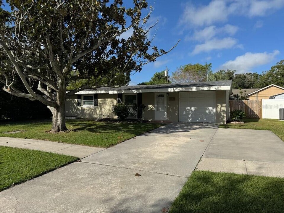 1764 St Croix Dr in Clearwater, FL - Building Photo