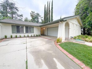 185 N Sabra Ave in Oak Park, CA - Building Photo - Building Photo