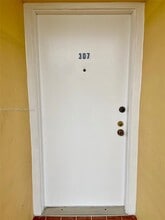 8881 Fontainebleau Blvd in Miami, FL - Building Photo - Building Photo