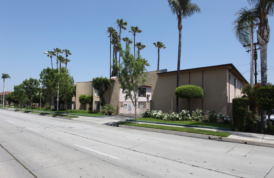 La Rue Apartments in Downey, CA - Building Photo