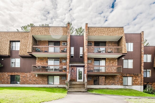 Thayer Garden Apartments in Waterville, ME - Foto de edificio - Building Photo