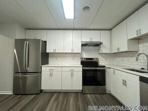 55 Hill Rd, Unit 107 in Belmont, MA - Foto de edificio - Building Photo