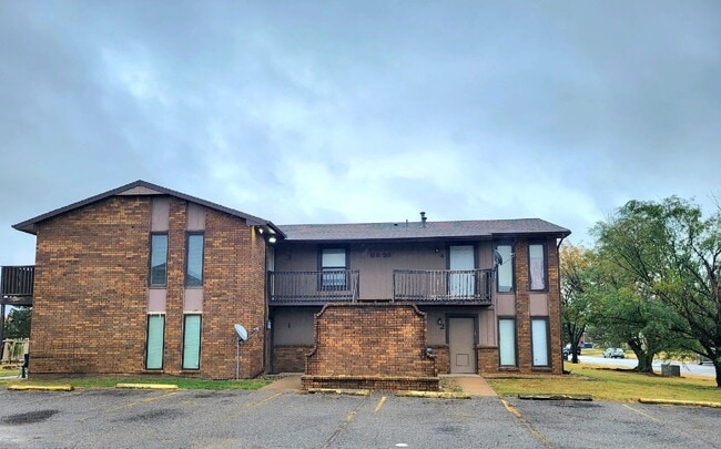6832 W Par Ln in Wichita, KS - Building Photo - Building Photo