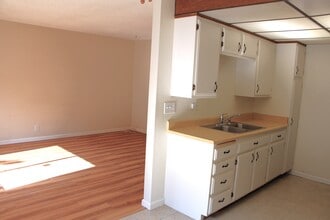 715 S Webster Ave, Unit condominium in Anaheim, CA - Foto de edificio - Building Photo