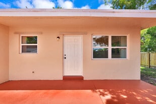 2435 Plunkett St in Hollywood, FL - Building Photo