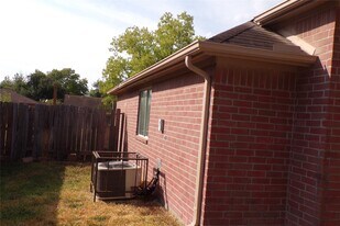 16006 Hiram Clarke Rd in Houston, TX - Building Photo