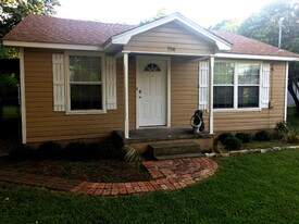 756 N Barton Ave in Stephenville, TX - Building Photo