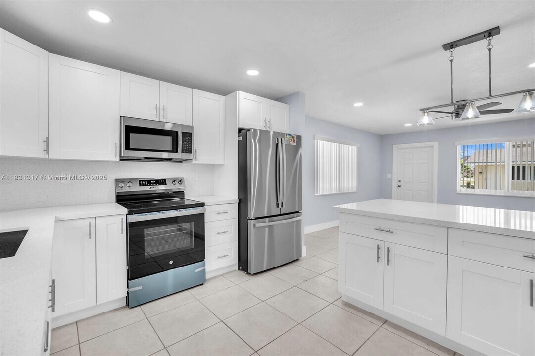 365 Phippen Waiters Rd in Dania Beach, FL - Foto de edificio