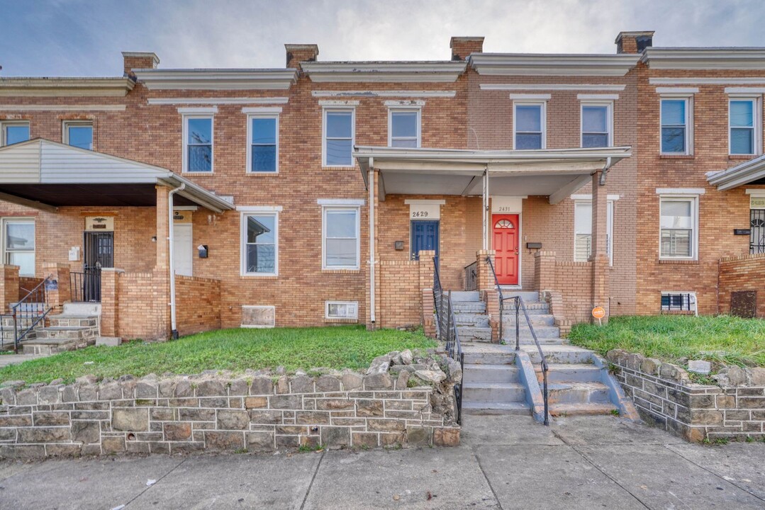 2429 Washington Blvd in Baltimore, MD - Building Photo